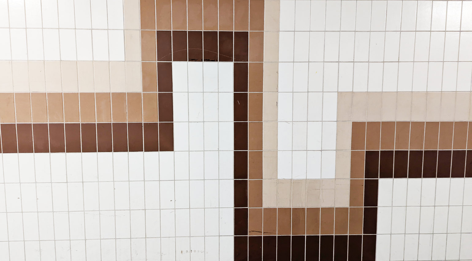 Wall with tiles of 4 colors in a pattern